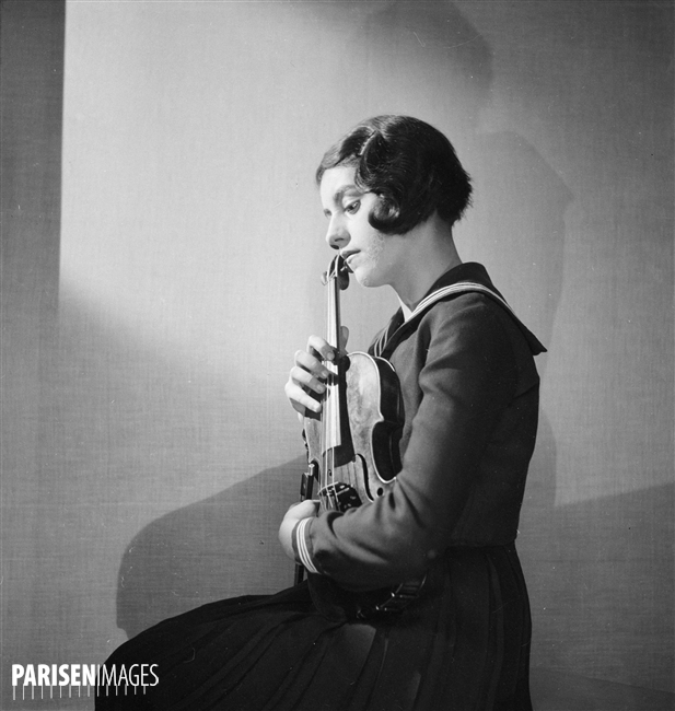 Portrait de la jeune Lola BOBESCO, Paris, février 1934, © Roger-Viollet / Boris Lipnitzki, site ParisEnImages, cliquer pour une vue agrandie