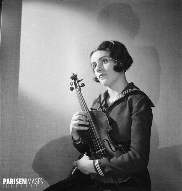 Portrait de la jeune Lola BOBESCO, Paris, février 1934, © Roger-Viollet / Boris Lipnitzki, site ParisEnImages, cliquer pour une vue agrandie