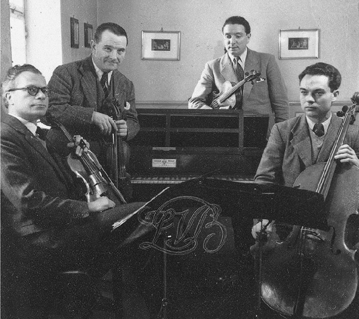 Le Quatuor CALVET, de gauche à droite Jean CHAMPEIL (2e violon), Joseph CALVET (1er violon), Maurice HUSSON (alto) et Manuel RECASENS (violoncelle)