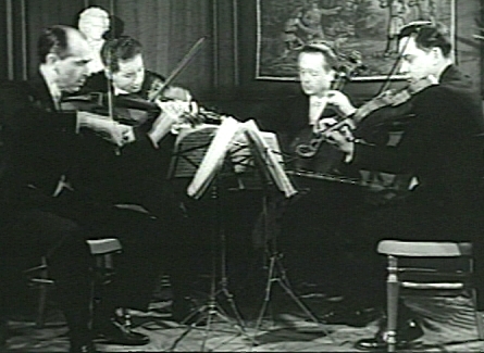 Le Quatuor GUILET dans sa formation d'origine avec David GUILET (1er violon), Jac GORODETSKY (2e violon), Frank BRIEFF (alto) et Lucien Kirch LAPORTE (violoncelle)