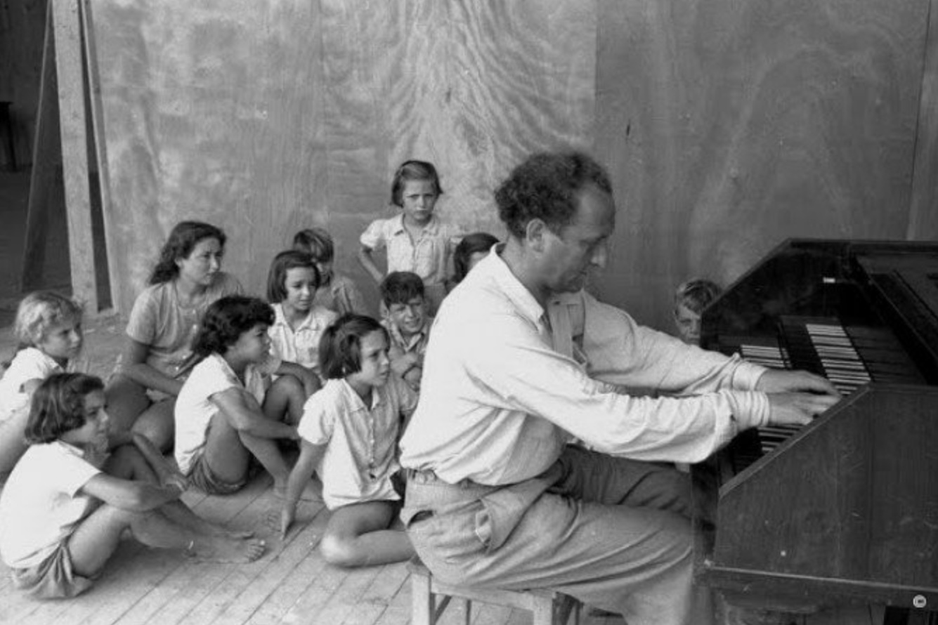 Frank PELLEG jouant devant une classe d'enfants, photographe, lieu et date inconnus - cliquer sur la photo pour une vue angrandie